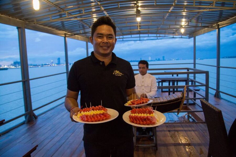 Phnom Penh: Mekong Sunset Dinner Cruise with Live Music - Group size can change the atmosphere