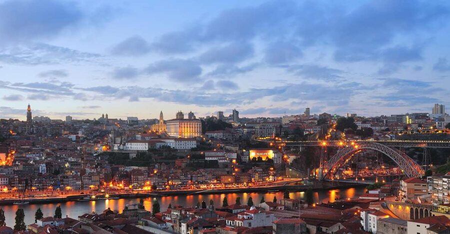 Porto: All-Inclusive Fado Dinner Show and Night Tour - Seeing Porto lit up after dinner
