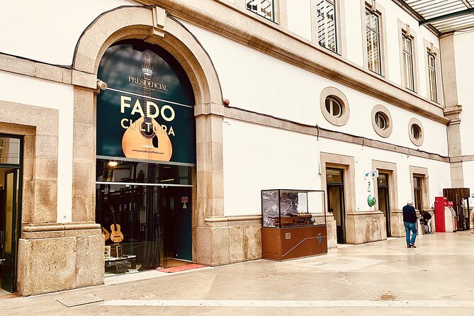 Porto : Fado and Porto Wine Show at the Trinity Noble Hall - Entering the Trinity Noble Hall near the Allies