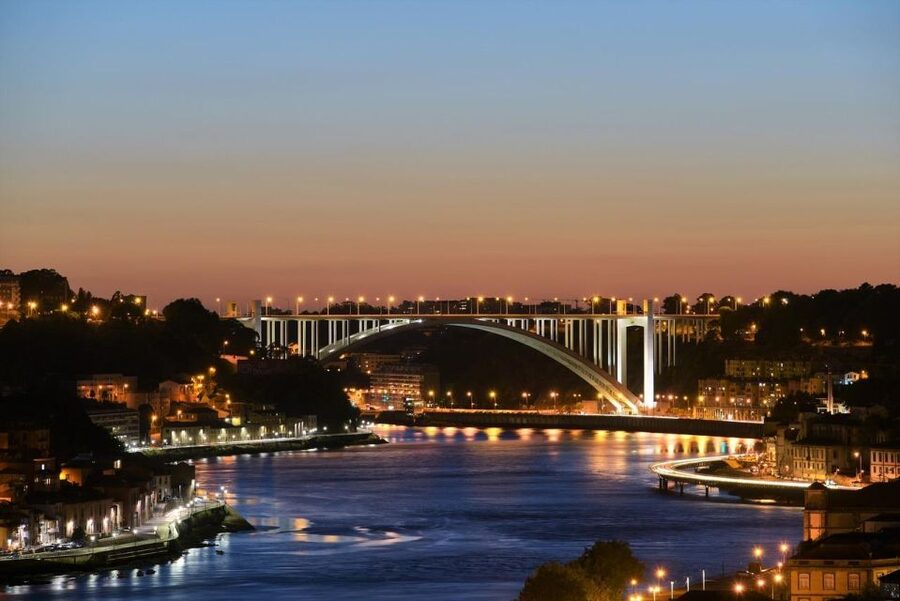 Porto Fado Night Show + Dinner - Meeting your guide at Rua das Carmelitas 70