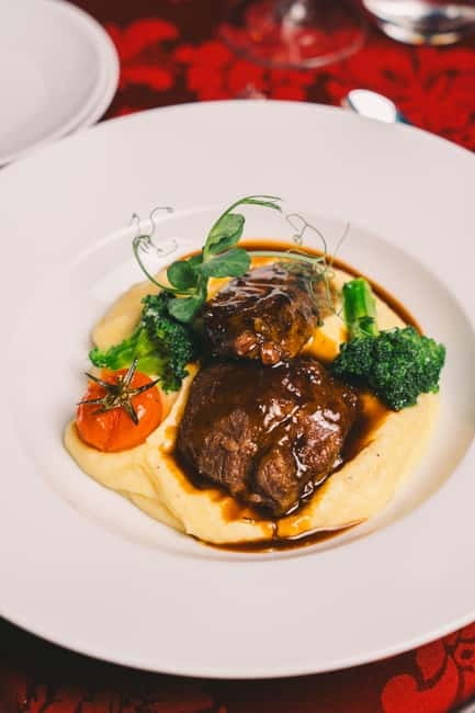 Porto: Fado Show & Dinner: A Night of Fado & Fine Dining - Arriving at WOW for an 8pm start