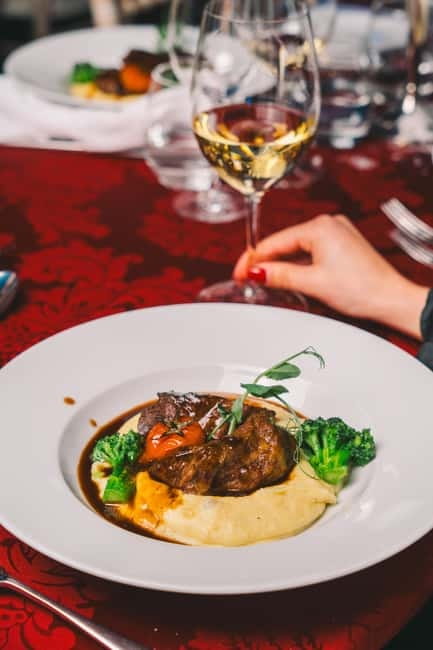 Porto: Fado Show & Dinner: A Night of Fado & Fine Dining - Shared tables and the social side of dinner