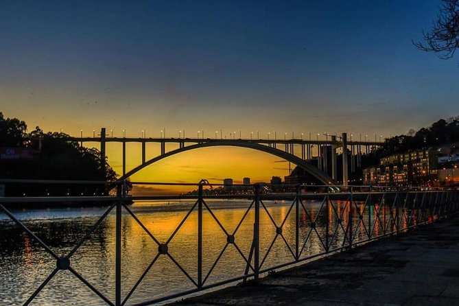 Porto Heritage Night Tour With Fado Show And Dinner Included - Praça da Ribeira and the dinner setting