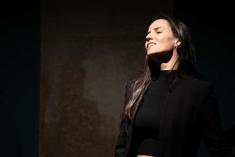 Porto: Intimate Fado Show & Port Wine in Trindade Noble Hall - How the Fado performance unfolds