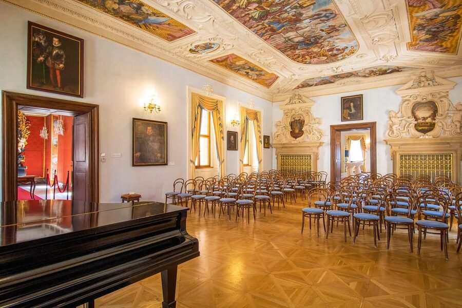 Prague Castle: Midday Classical Concert at Lobkowicz Palace - Finding Lobkowicz Palace Inside Prague Castle