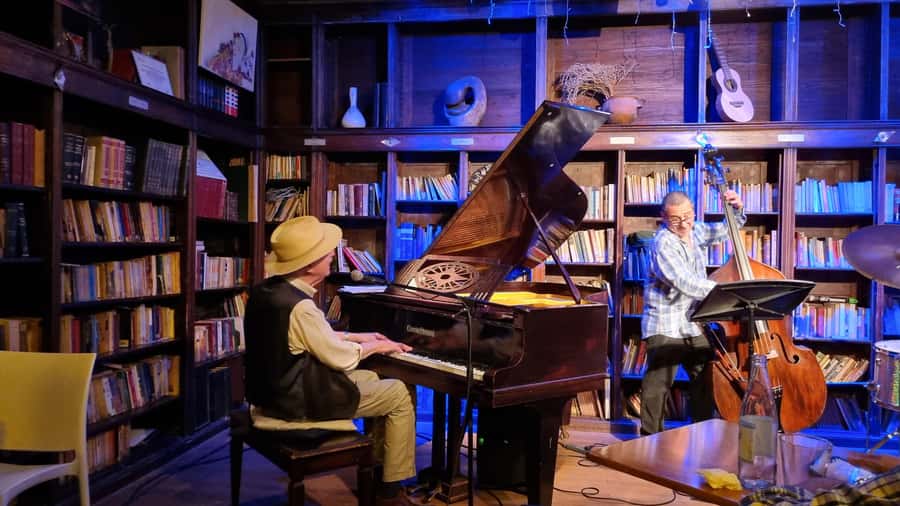 Recoleta Walking Tour and Live Jazz Show - Plaza Francia and Iglesia del Pilar