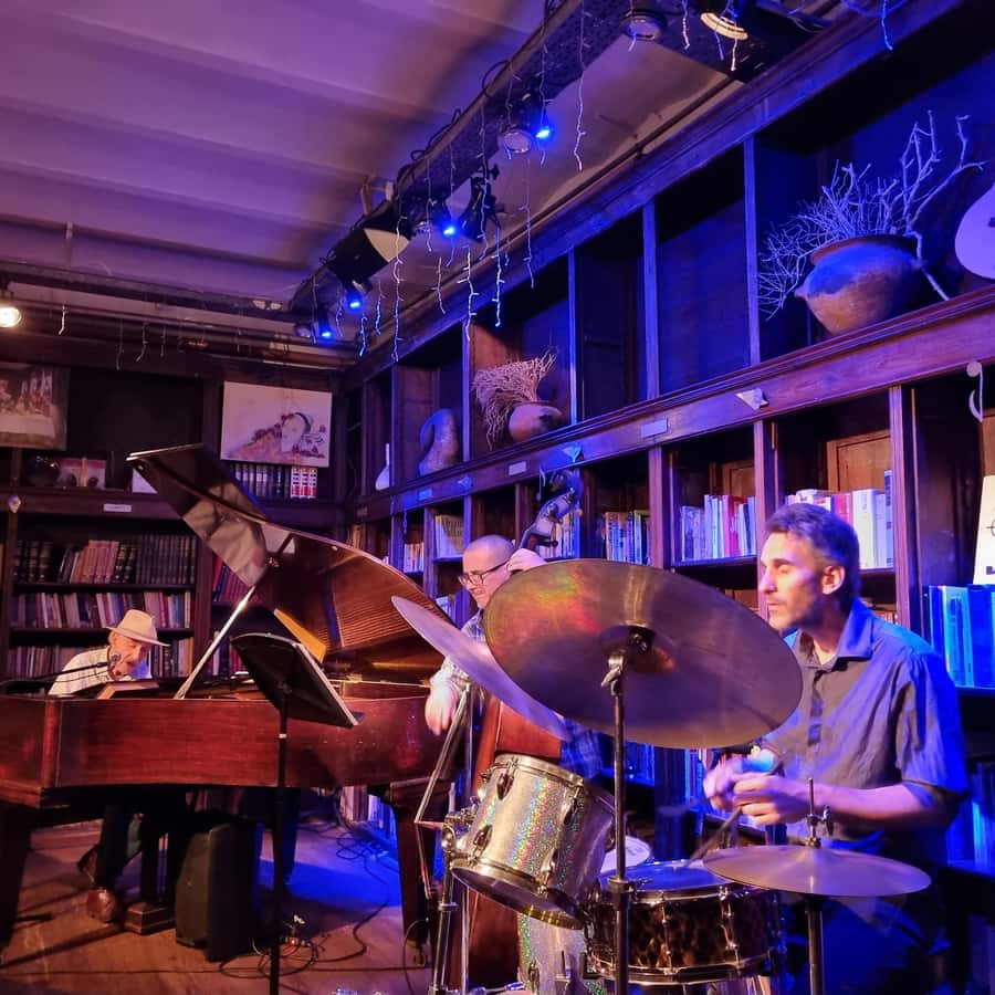 Recoleta Walking Tour and Live Jazz Show - Meeting Luz at the Fine Arts Museum