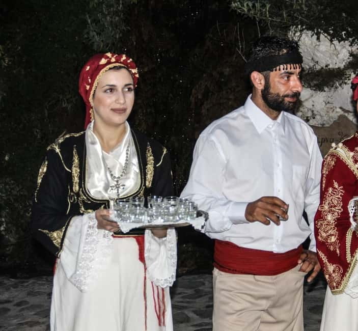 Rethymnon: Cretan Night with Dinner and Live Music - Arriving in Asteri and entering the venue