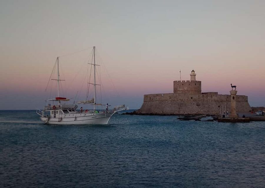 Rhodes: Sunset Cruise with Open Bar, Dinner, & Live Music - Who will enjoy this Rhodes sunset cruise?