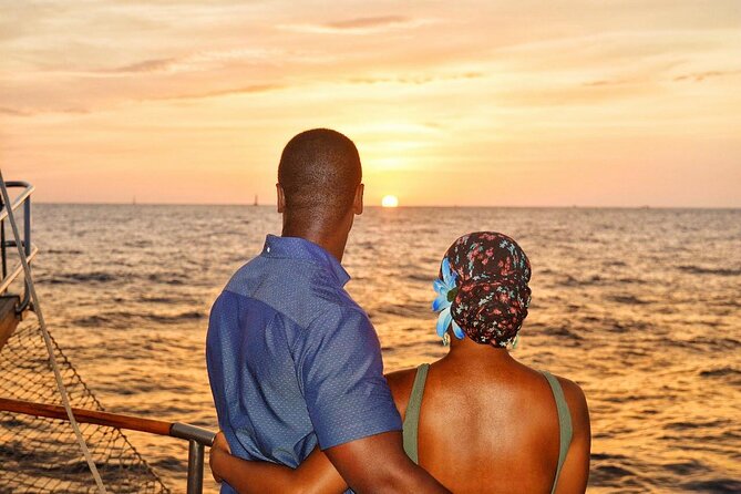 Romantic Sailboat Sunset: Live Music, Premium Bar & Dinner -Cabos - Live music gives the cruise its date-night mood