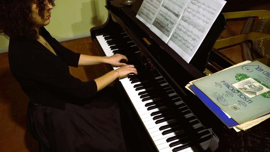 RomanticOpera concert in the artist's house on the hills and wine tasting - Why the small group matters