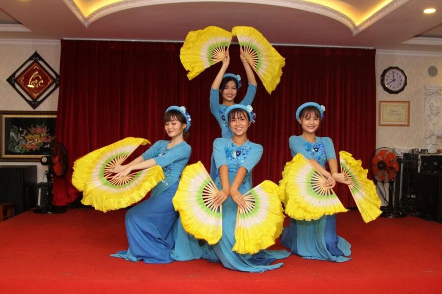 Saigon River Dinner on Cruise with Buffet and live music - Key points to know before booking