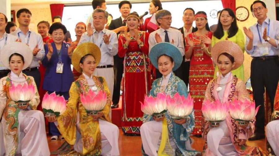 Saigon River Dinner on Cruise with Buffet and live music - What the $52 price really buys you