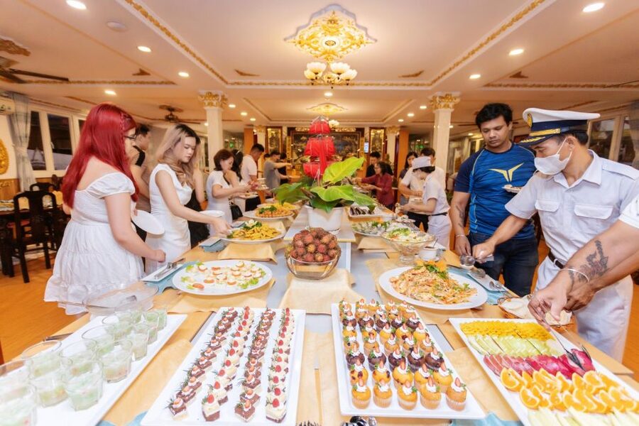 Saigon River Dinner on Cruise with Buffet and live music - How to make the most of the 3.5 hours