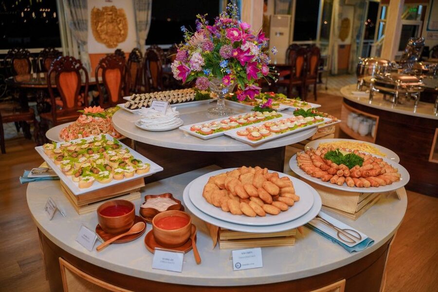 Saigon River Dinner on Cruise with Buffet and live music - Who will enjoy this cruise most