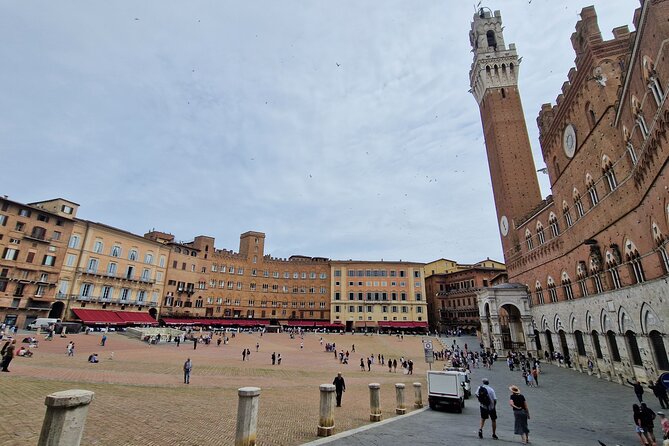 Siena: Intimate Opera Concert & Tour in Piazza del Campo - A glass of wine from the Chigi Zondadari cellars