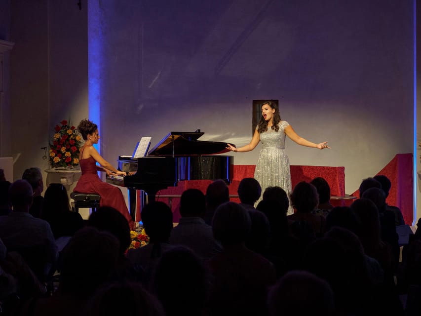 Siena: Italian Opera Concert in the heart of the City - Captions make the famous arias easier to follow