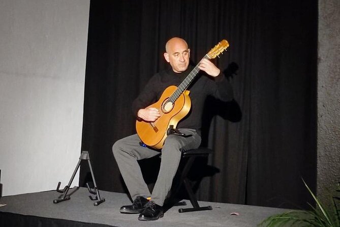 Spanish Guitar Concerts in Ronda - Browsing guitars and instruments from around the world