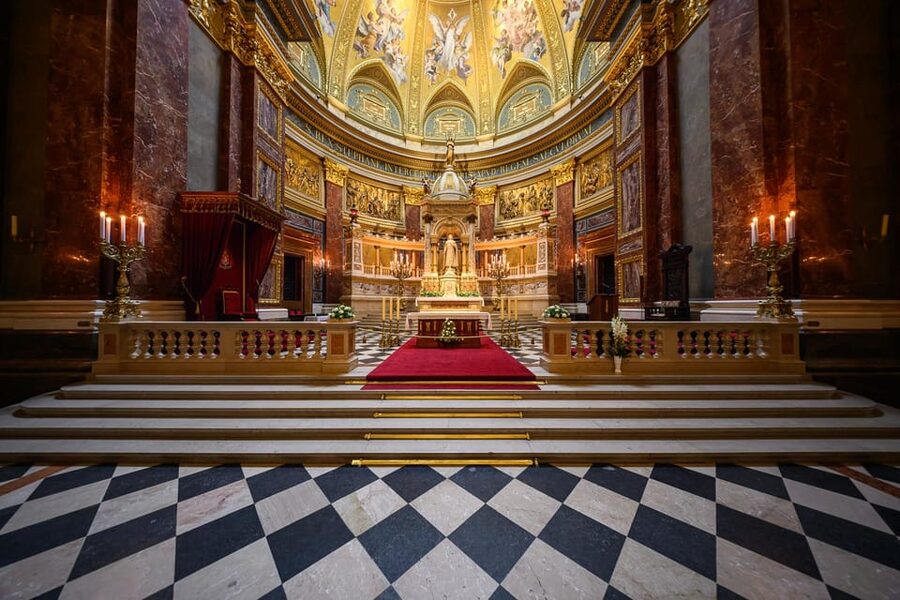 St. Stephen's Basilica: VIP Concert & After Hours Dome Visit - Returning to the main aisle