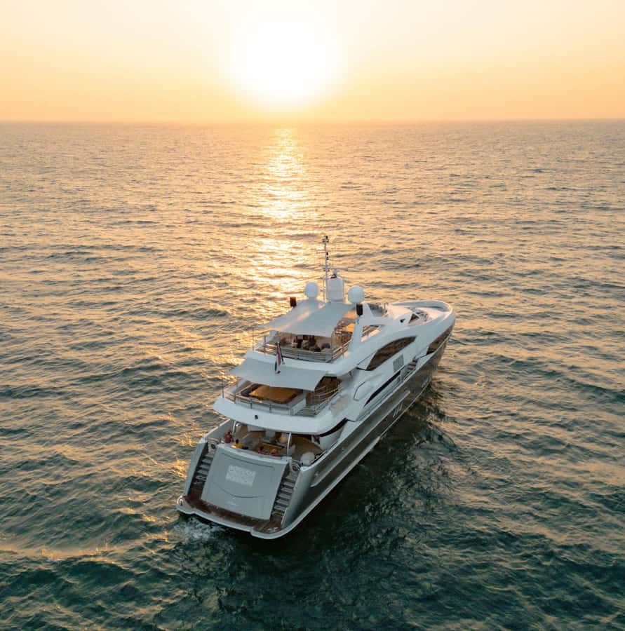 Sunseeker Superyacht: VIP Dinner, Premium Drinks& Live Music - Premium drinks, bubbly, and the night-party distinction