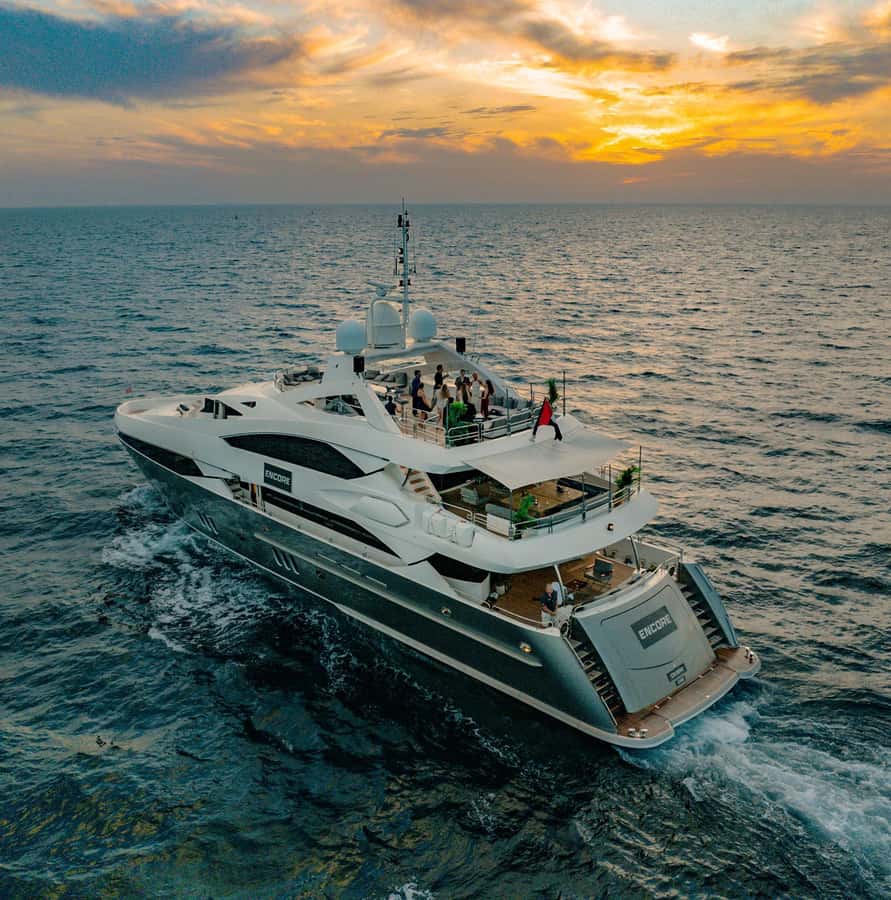 Sunseeker Superyacht: VIP Dinner, Premium Drinks& Live Music - Skyline views from Ain Dubai to Burj Al Arab