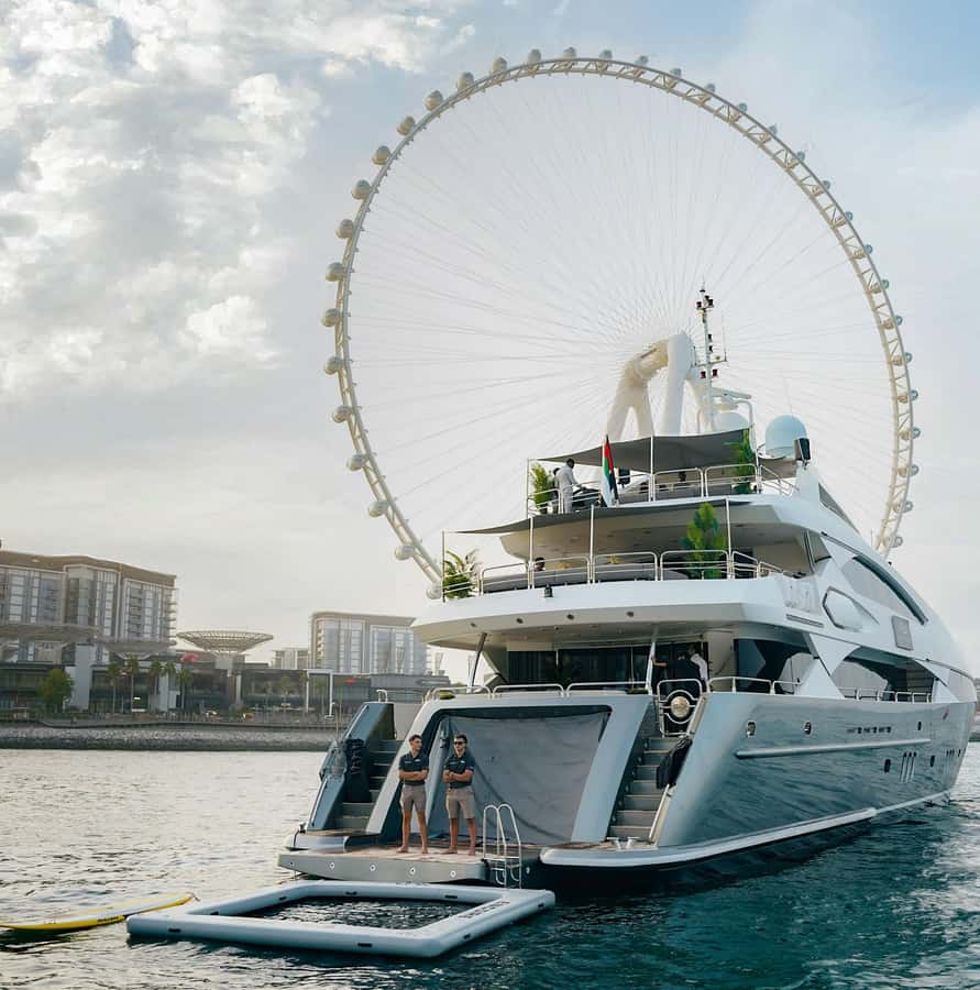 Sunseeker Superyacht: VIP Dinner, Premium Drinks& Live Music - Encore gives the cruise its character