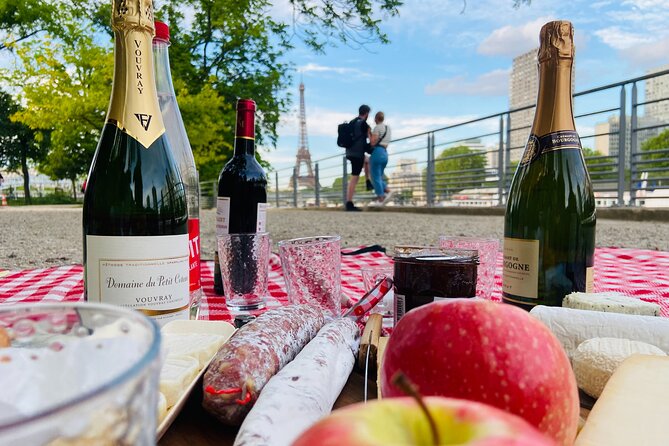 Sunset Picnic with View of Eiffel Tower and Live Music - What happens at Allée des Cygnes