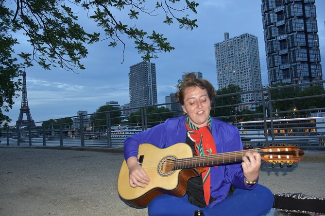 Sunset Picnic with View of Eiffel Tower and Live Music - How social is this experience?