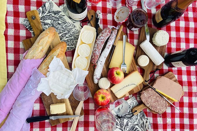Sunset Picnic with View of Eiffel Tower and Live Music - A French aperitif instead of a formal dinner
