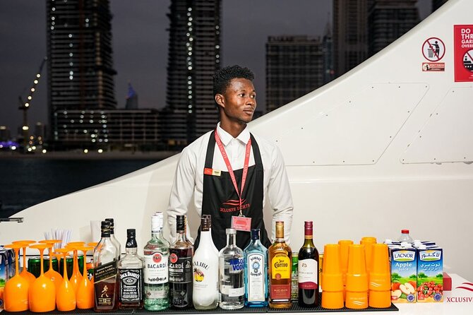 Superyacht Experience in Dubai with Dinner and Live Music - A party atmosphere with a luxury setting