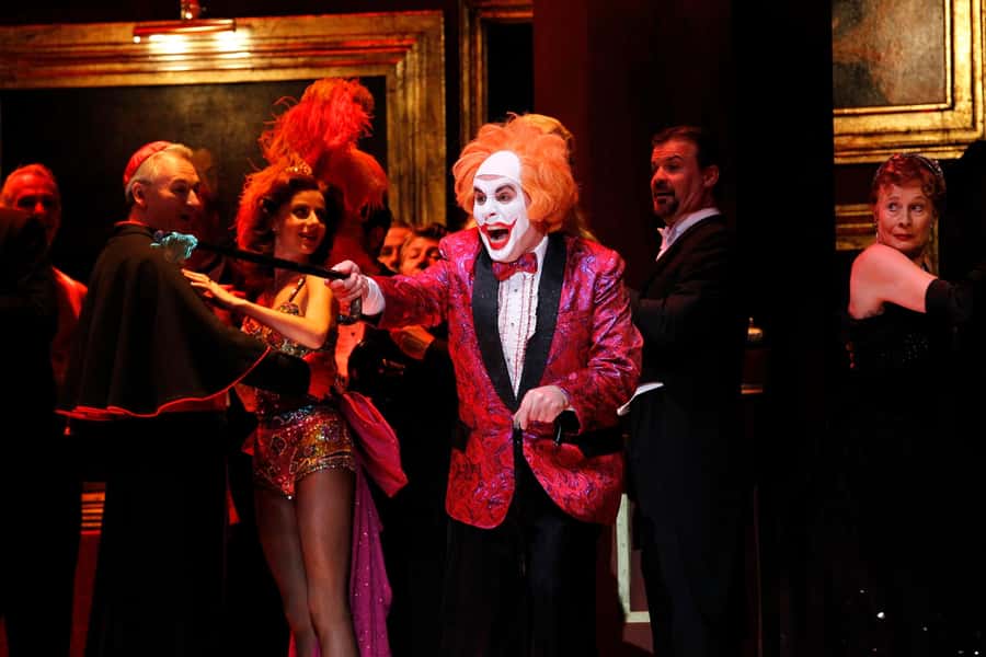 Sydney: Rigoletto at the Sydney Opera House - The production: La Dolce Vita style with a Fiat 500