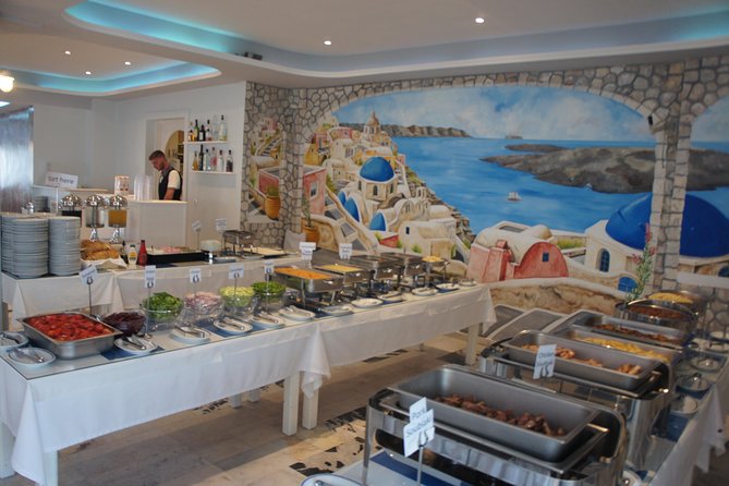 Traditional Greek Night live Music & Dinner Show in Santorini - Atmosphere, comfort, and crowd size