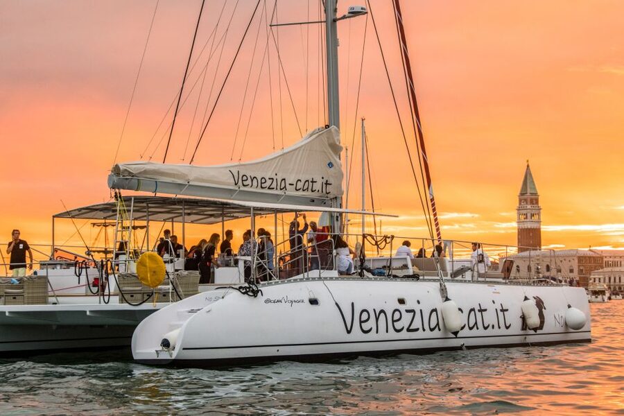 Venice: Catamaran Sunset Jazz Cruise with Aperitivo - Finding the catamaran near Via Garibaldi