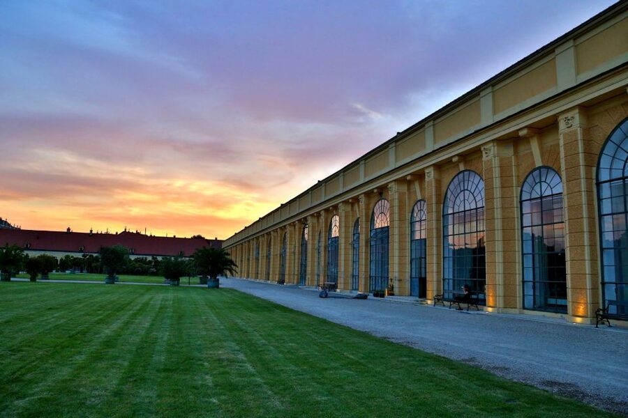 Vienna: Schönbrunn Palace Evening Tour, Dinner and Concert - Mozart, Strauss, opera singers, and familiar finales