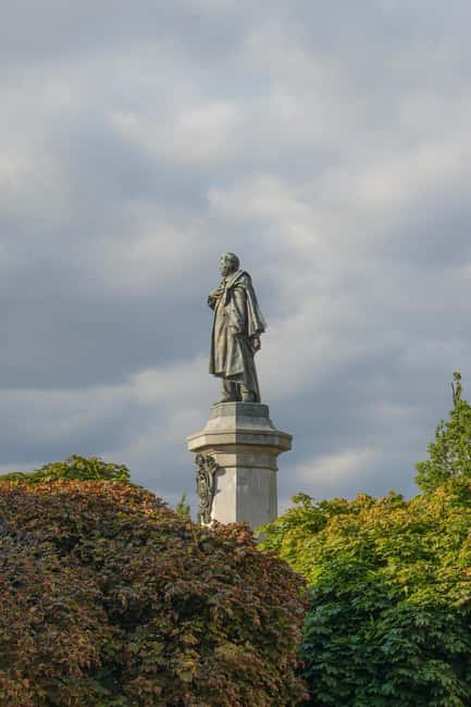 Warsaw: Guided Walking Tour with a Private Chopin Concert - A 20-minute Wedel break with one small extra cost