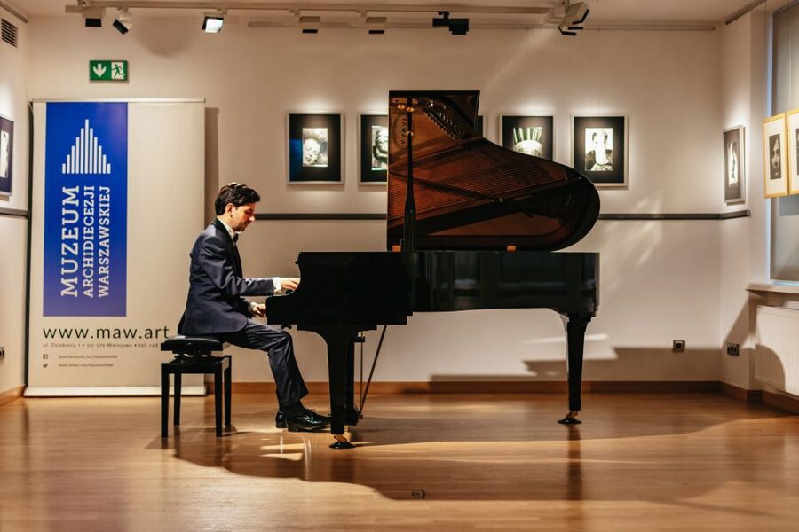 Warsaw: Live Chopin Piano Concert - Paintings, lighting, and the museum setting